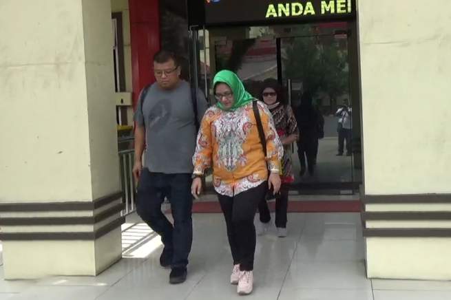 Kuasa Hukum Susiwaty, Khilda Handayani, SH., MH bersama suami Susiwaty (Aan) usai memberikan surat ke Subdit II/Fismondev Ditreskrimsus Polda Sumut, Jumat (15/12/2023).