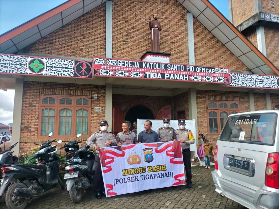 Polsek Tigapanah Melaksanakan Pengamanan Gereja Sekaligus Kegiatan Minggu Kasih