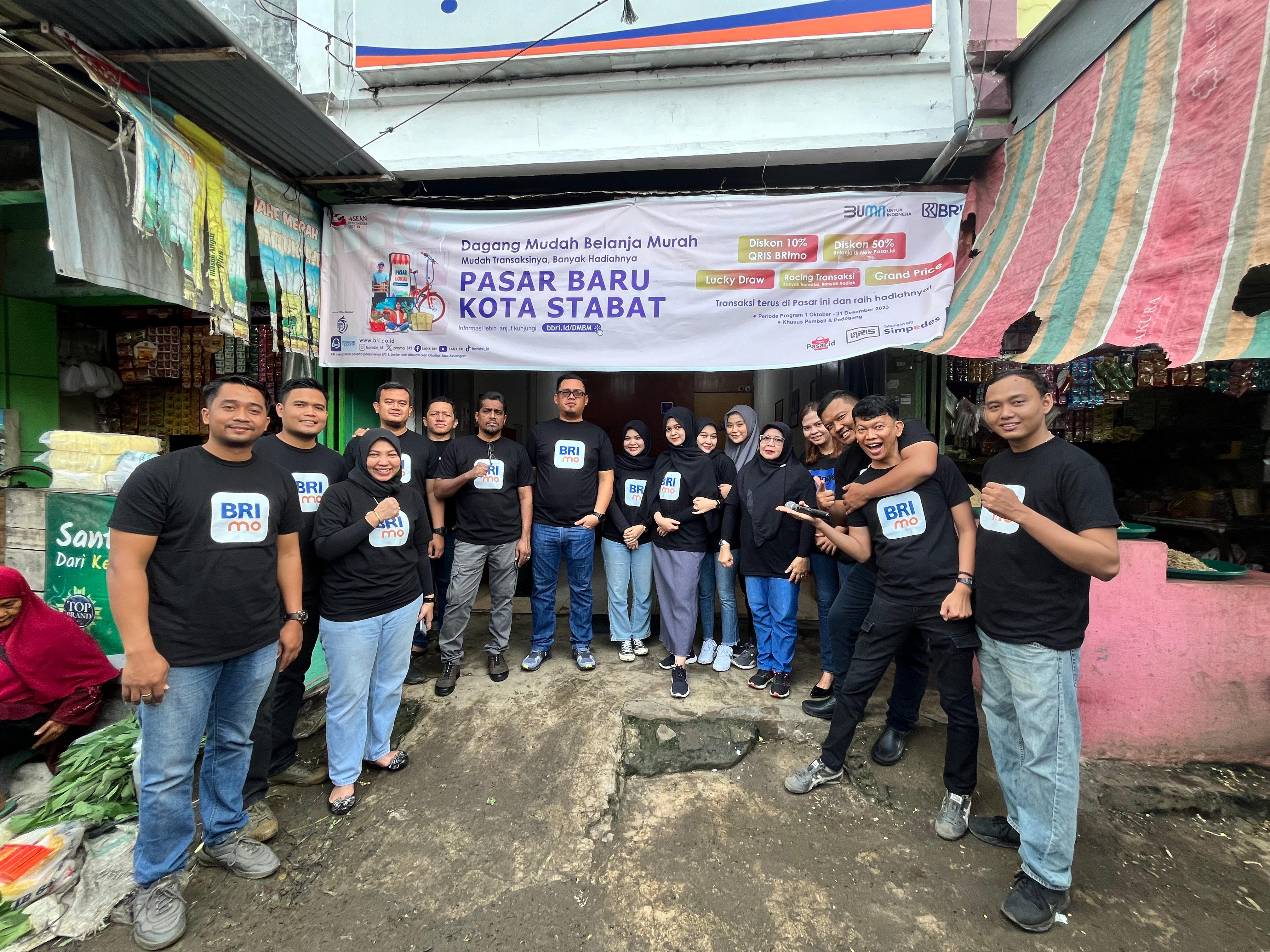 Kanca BRI Stabat Grebek Pasar & Bagi Hadiah