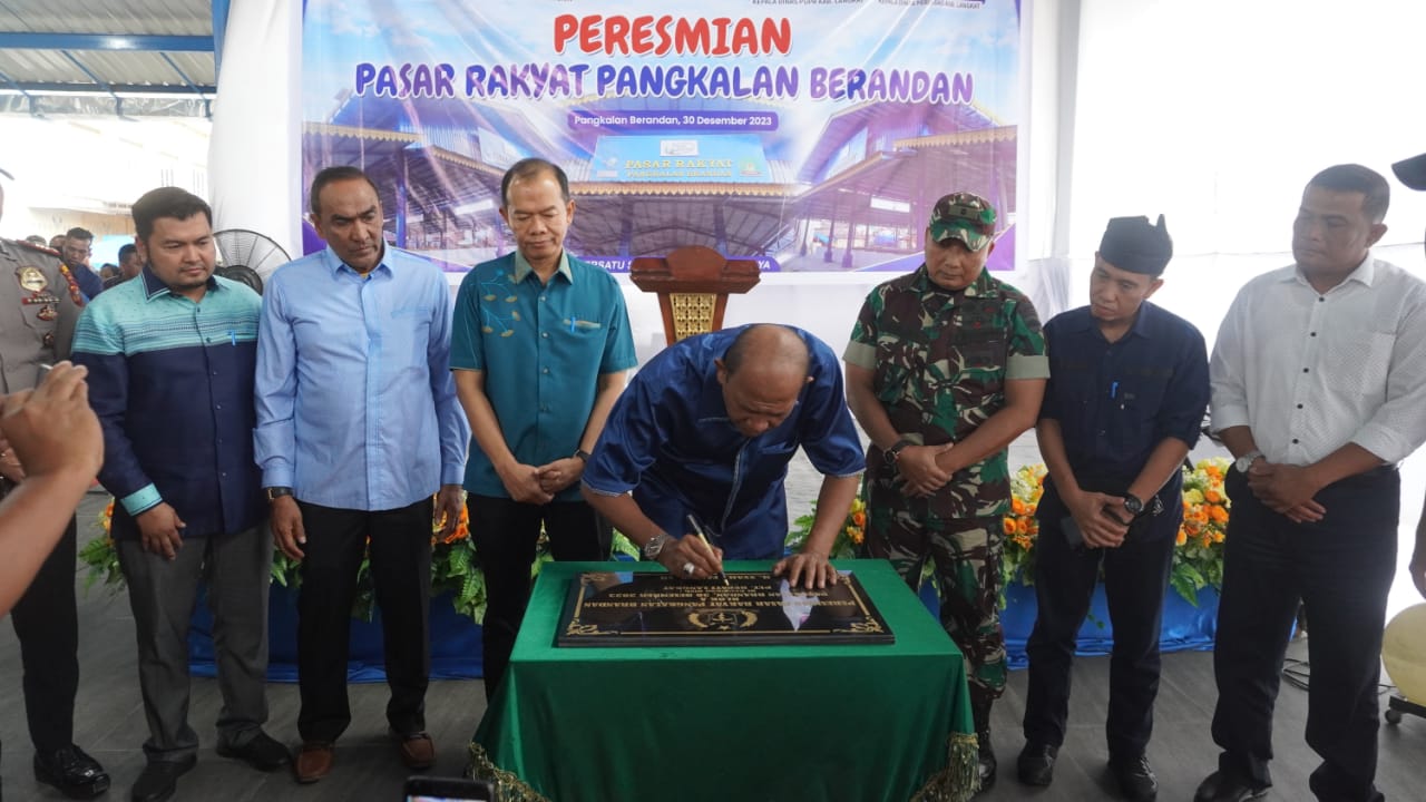Syah Afandin Resmikan Pasar Rakyat Pangkalan Brandan