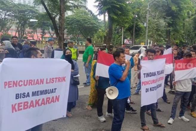 Penambang Bitcoin Curi Listrik Picu Kebakaran, Warga Demo DPRD Sumut Desak Penindakan