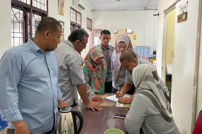 Dirut PUD Pasar Sidak Disiplin Pegawai di Hari Pertama Masuk Kerja Tahun 2024