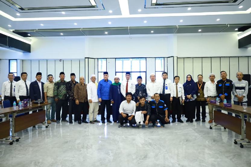 Dirut Perumda Tirtanadi Kabir Bedi beserta jajaran melaksanakan zikir bersama di Masjid Ma'ul Hayah, kantor pusat Jalan Sisingamangaraja Medan, Kamis (4/1/2024), mengawali tahun 2024.