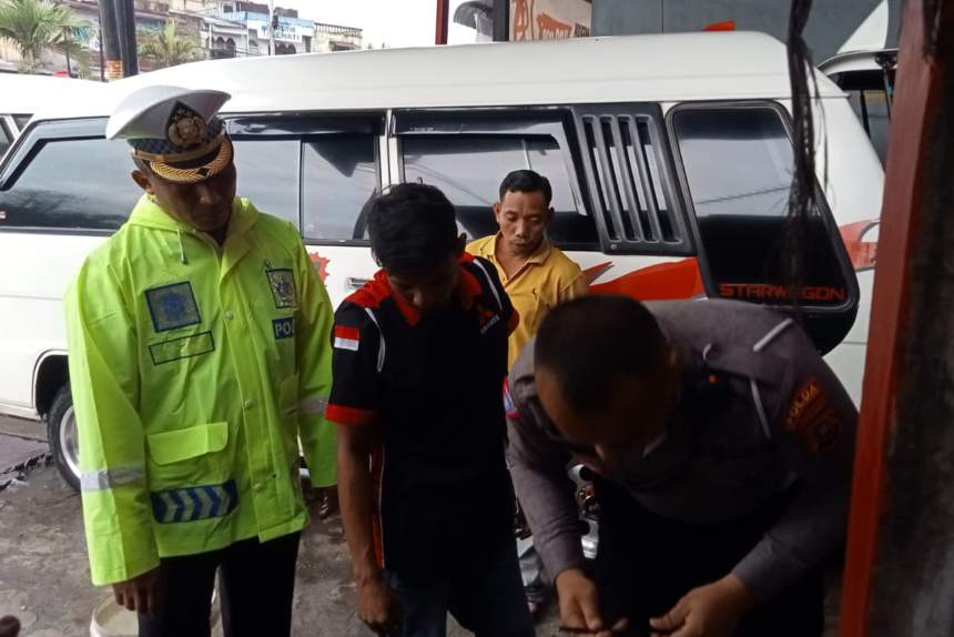 Hari Pertama Penertiban, Angkutan Umum Mangkal di SM Raja Ditindak Polisi