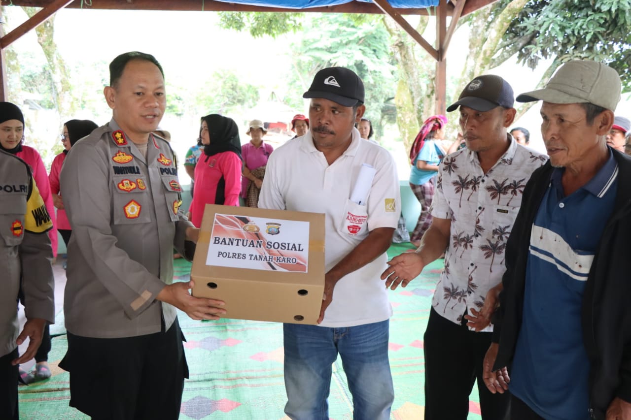 Kapolres Tanah Karo Berikan Bantuan Sosial Kepada Korban Banjir