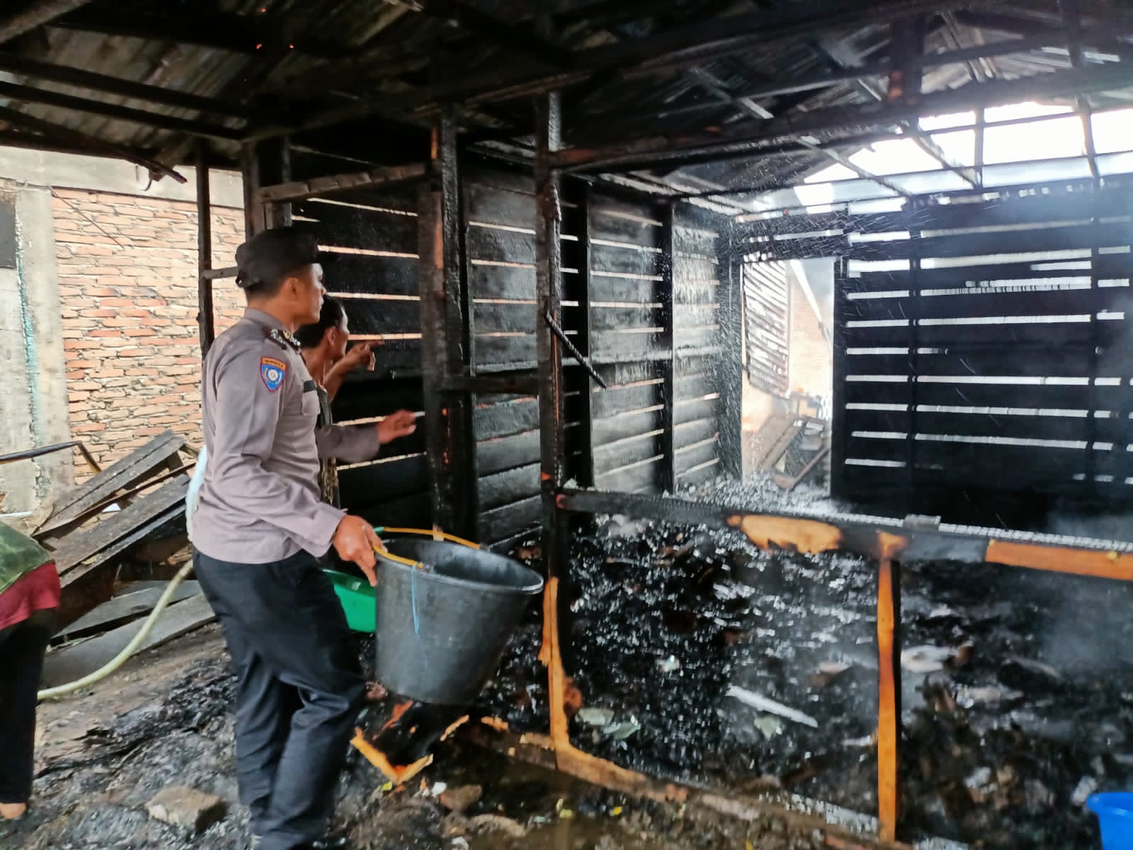 Polsek Simpang Empat Bantu Padamkan Kebakaran di Ndokum Siroga