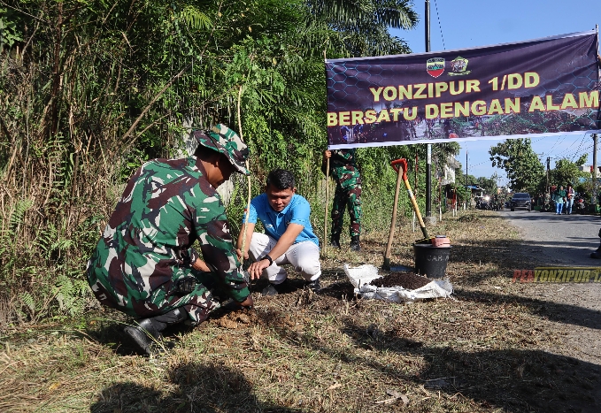 Dukung Program Kasad, Prajurit Yonzipur 1/DD Bersama Masyarakat Menggelar Bakti Sosial