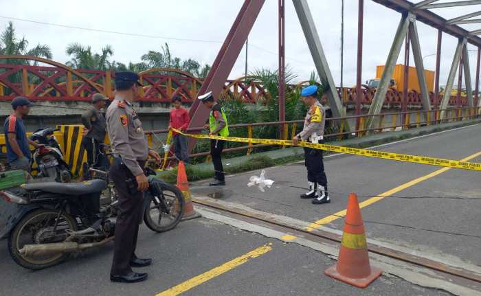 Jembatan Sei Barumun Kota Pinang Amblas, Polisi Alihkan Lalin