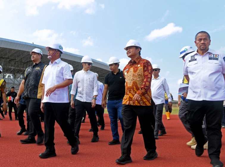 Gubernur Sumut Hassanudin mendampingi Menteri Koordinator Bidang Pembangunan Manusia dan Kebudayaan RI Muhadjir Effendy dan Menteri Pemuda dan Olahraga RI Dito Ariotedjo meninjau Progress Pembangunan Sumut Sport Centre di Desa Sena, Kecamatan Batangkuis, Kabupaten Deliserdang.