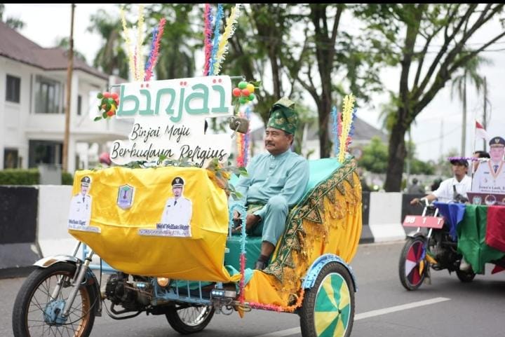 Hadiri Musrenbang RKPD 2025 Sumut, Wali Kota Binjai Kenakan Kostum Melayu Dan Tumpangi Betor