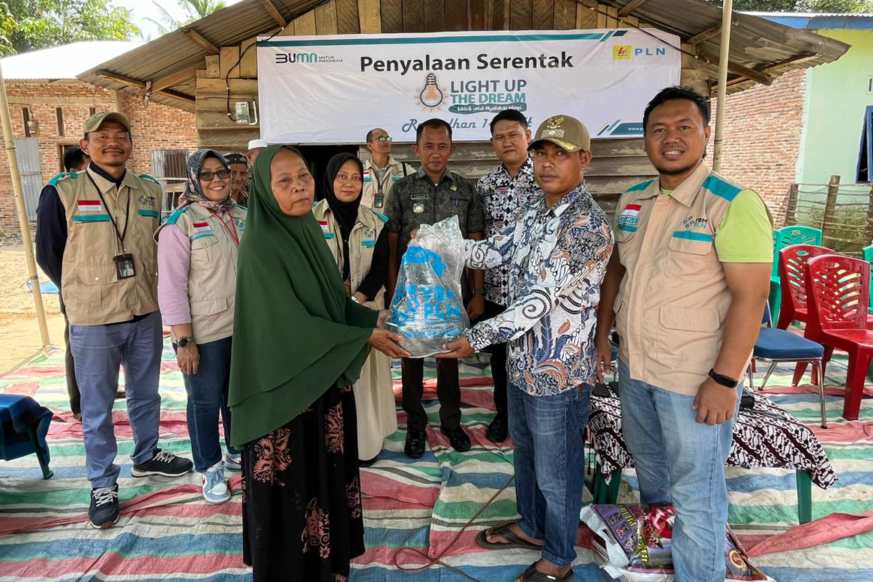 Bulan Penuh Berkah, PLN UID Sumut Lakukan Penyalaan Serentak 244 Masyarakat Kurang Mampu Melalui Program Light Up The Dream