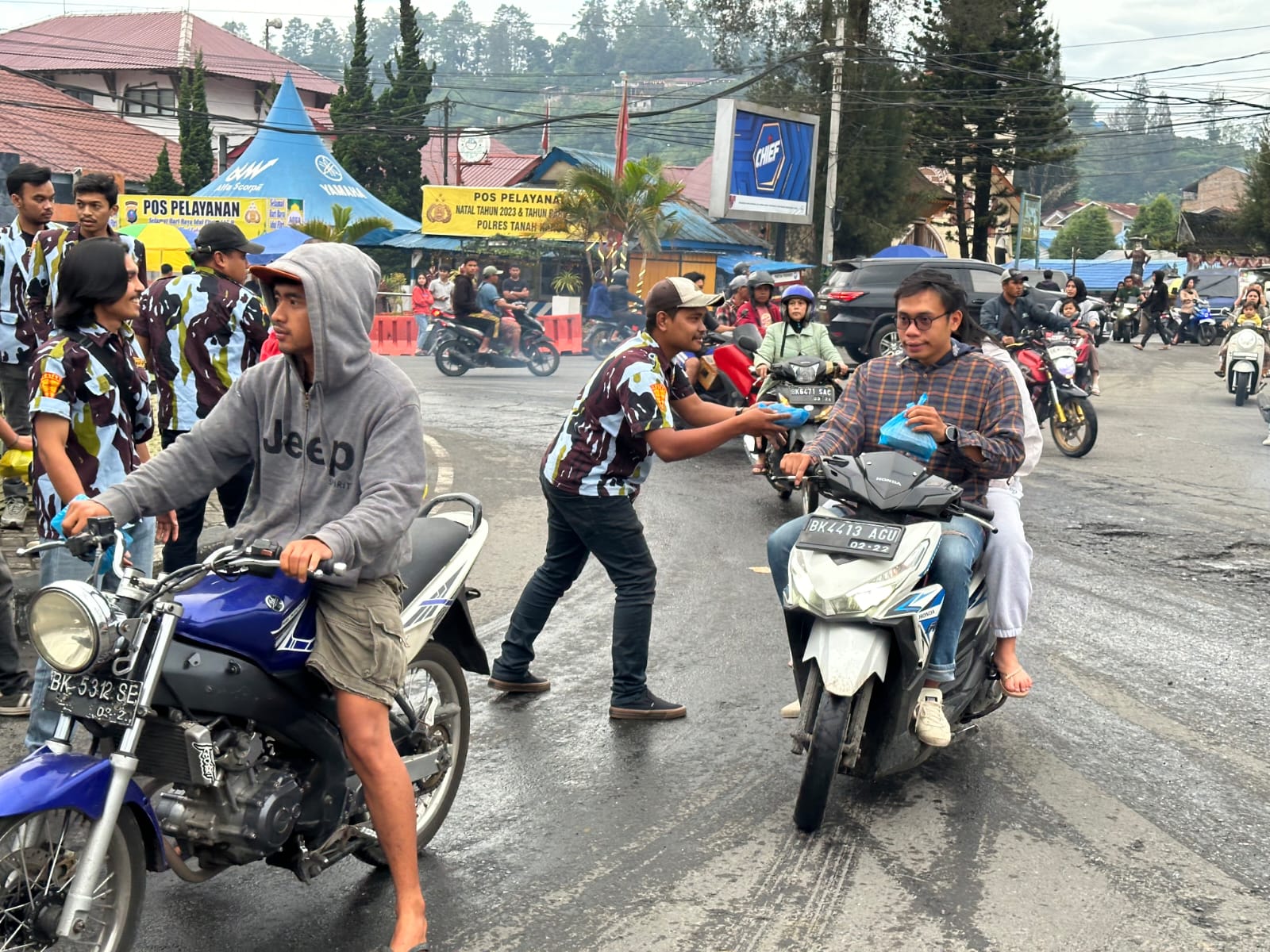 Sapma DPD IPK Karo Bagikan 500 Paket Takjil Diseputaran Berastagi