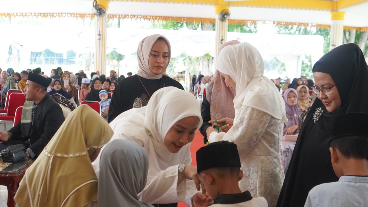 Ny. Hj. Uke Retno Faisal Hasrimy Beri Santunan Kepada 122 Anak Yatim