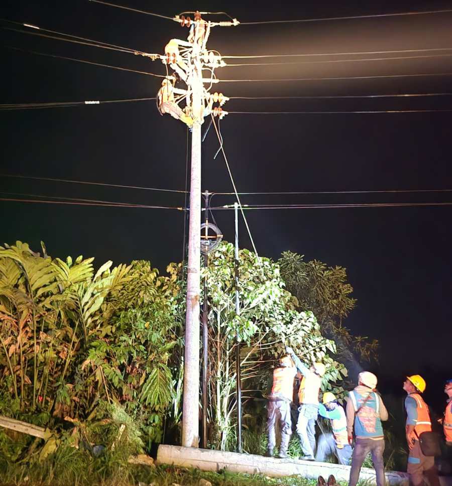 Sebanyak 29 petugas PLN ULP Tarutung dikerahkan untuk percepatan pemulihan jaringan listrik pasca cuaca ekstrem di Kabupaten Tapanuli Utara, Sumatera Utara dini hari tadi (4/5).