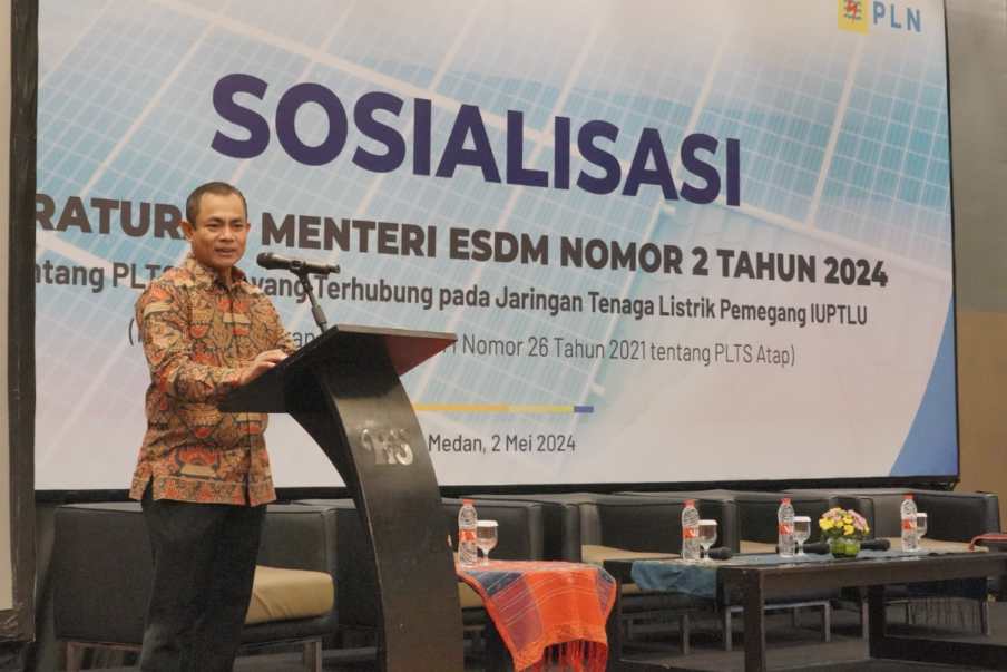 General Manager PLN UID Sumatera Utara, Saleh Siswanto memberikan sambutan dalam acara sosialisasi peraturan menteri ESDM Nomor 2 Tahun 2024, di Santika Dyandra Hotel Medan, Sumatera Utara pada (2/5).
