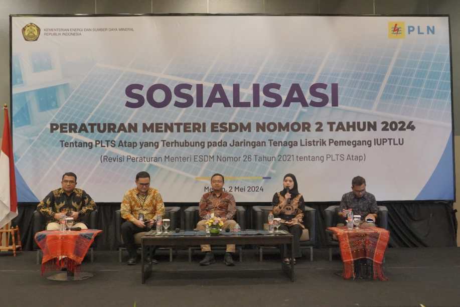 Menjadi narasumber dari kiri ke kanan: Senior Manager Niaga & Management Pelanggan PLN UID Sumatera Utara Donny Adriansyah, Manajer Sub Bidang penjualan PLN Kantor Pusat M Ryfki Rahman, Sub koordinator Kelaikan Teknik Ketenagalistrikan Wildan Fujiansah, Sub koordinator Pelayanan Usaha Aneka EBT Faizatul Hasanah Z Day dan moderator hendri hermawan, dalam acara sosialisasi peraturan menteri ESDM Nomor 2 Tahun 2024, di Santika Dyandra Hotel Medan, Sumatera Utara pada (2/5).