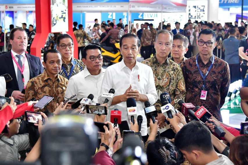 Pada sesi _doorstop_ dengan media, Presiden Republik Indonesia, Joko Widodo (keempat dari kanan) didampingi Kepala Staf Kepresidenan RI sekaligus Ketua Umum Periklindo, Moeldoko (keempat dari kiri), Menteri Perdagangan, Agus Gumiwang (ketiga dari kanan), Menteri Investasi/Kepala BKPM, Bahlil Lahadalia (kedua dari kiri), Direktur Utama PLN, Darmawan Prasodjo (kanan), Presiden Direktur Dyandra Promosindo, Daswar Marpaung (ketiga dari kiri), dan Sekjen Periklindo, Tenggono Chuandra (kedua dari kanan) menyampaikan pentingnya pengembangan industri pendukung untuk menopang ekosistem kendaraan listrik. (Sumber Foto: BPMI Setpres)