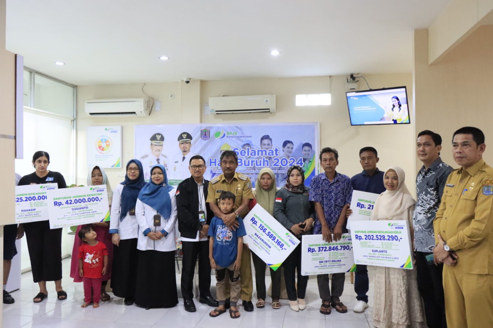 Peringati Hari Buruh, Pemko Binjai Bersama BP Jamsostek Berikan Santunan Kepada Ahli Waris