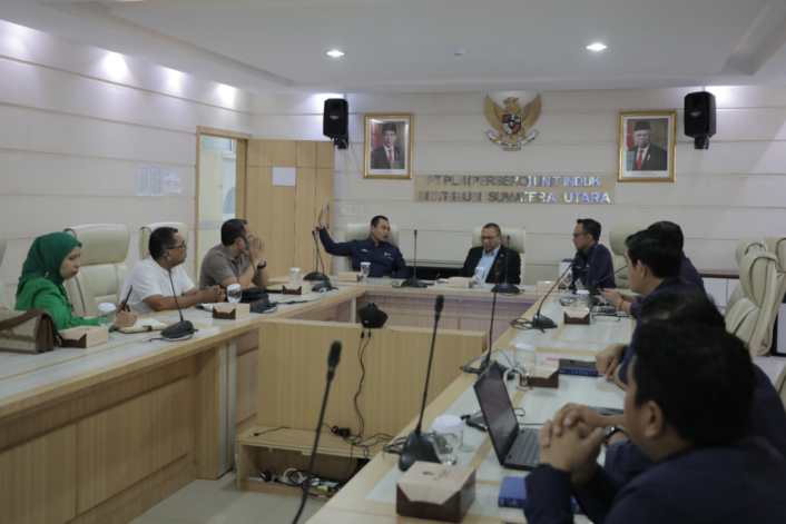 General Manager PLN UID Sumatera Utara, Saleh Siswanto (kiri) menjelaskan performance PLN UID Sumatera Utara kepada anggota komisi VI DPR RI, H. M. Husni SE., MM (tengah) didampingi Senior Manager Perencanaan Wahyu C Prasetyo (kanan) pada (7/5).
