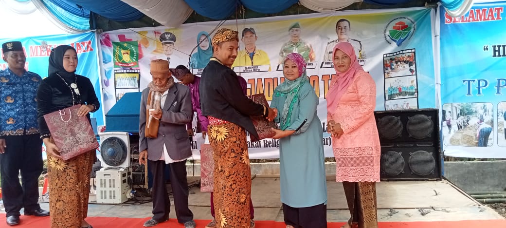 Hari Jadi Desa Mekar Jaya Ke-20, Kades Arifin Memberikan Bantuan Bea Siswa