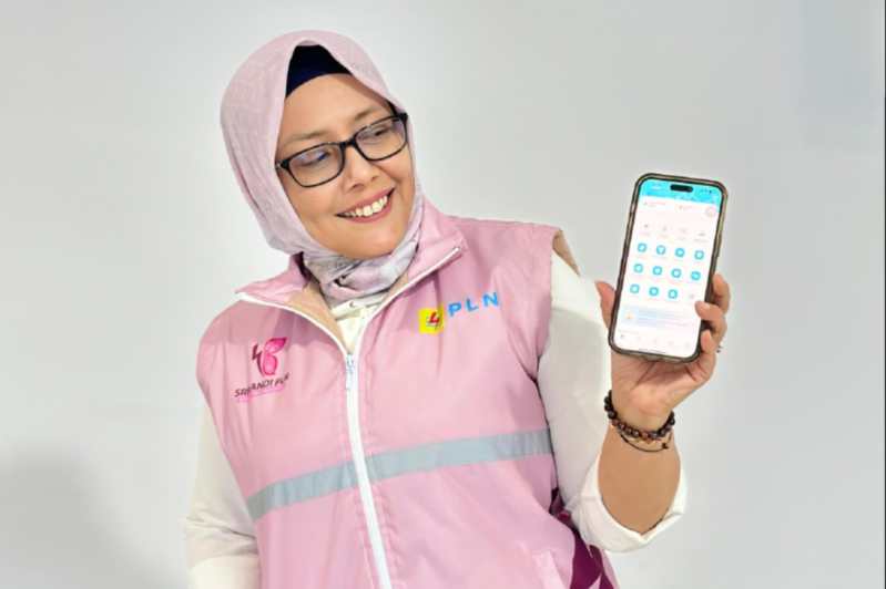 Champion Srikandi PLN Unit Induk Distribusi (UID) Sumatera Utara, Yessi Indra mengajak masyarakat untuk mendownload dan bertransaksi melalui aplikasi PLN Mobile. Aplikasi PLN Mobile terbukti biaya admin termurah.