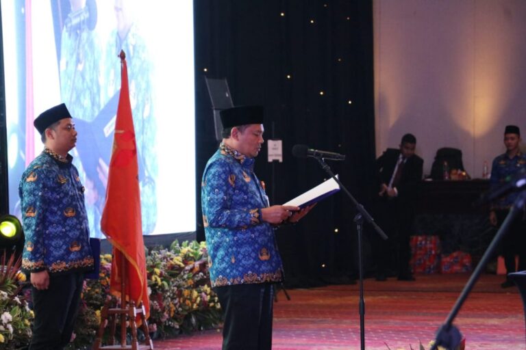 Badan Pengawas Pemilihan Umum Republik Indonesia saat melakukan pelantikan dan pengambilan sumpah/janji Pegawai Pemerintah dengan Perjanjian Kerja (P3K) di Hotel Bidakara Jakarta, Selasa (21/5/2024).