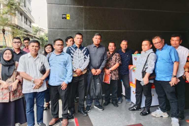 Bawaslu Sumut usai membacakan Keterangan Tertulis Bawaslu pada sidang pendahuluan penyelesaian Perselisihan Hasil Pemilihan Umum yang digelar secara panel di ruang sidang MK, Senin (13/5/2024).