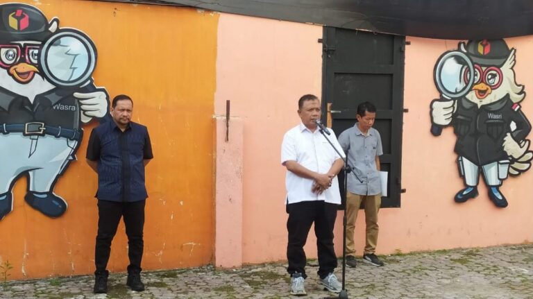 Ketua Bawaslu Sumut M Aswin Diapari saat memimpin apel pagi di halaman Kantor Bawaslu Sumut di Medan, Senin (27/5/2024).