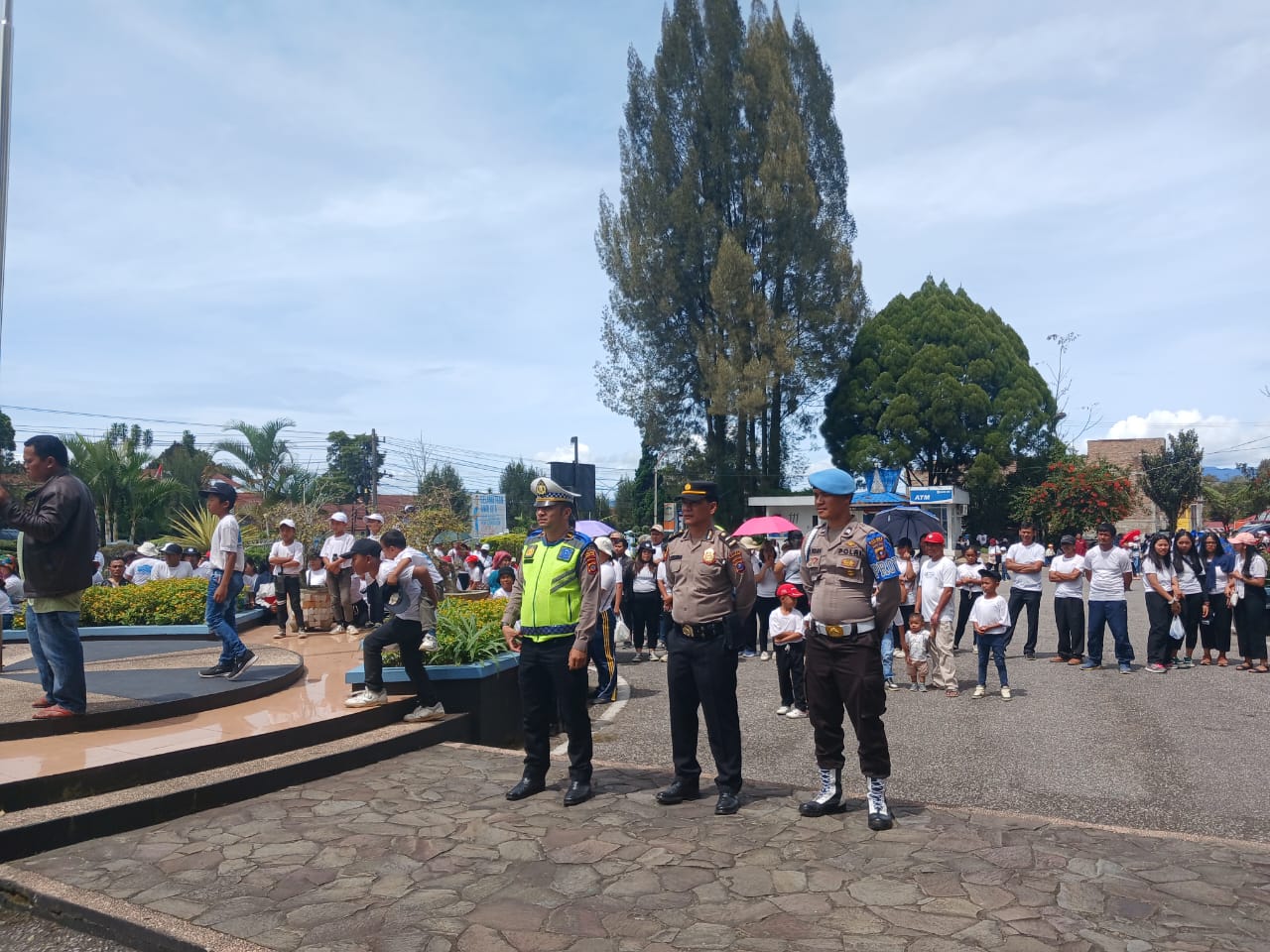 Personil Polres Tanah Karo Berikan Pengamanan Kegiatan Hari Tanpa Tembakau Dan Anti Narkoba