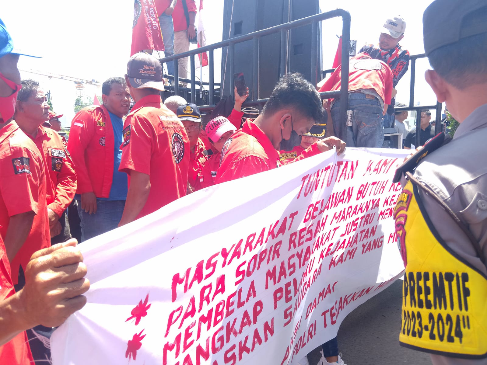 Maraknya Tindak Kriminal di Kampung Salam Puluhan Massa PBB Geruduk Polres Pelabuhan Belawan