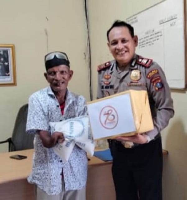 Kapolsek Pangkalan Susu Kasih  Bantuan Kepada Pakir Miskin & Penyandang Disabilitas