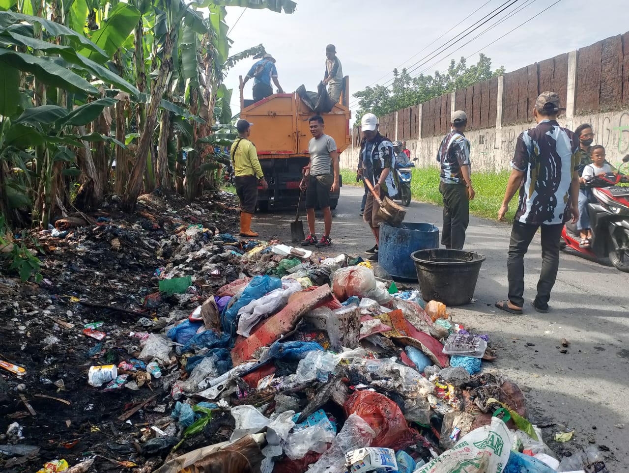 Camat Sunggal Himbau Warganya Untuk Tidak Buang Sampah Di Pinggir Jalan