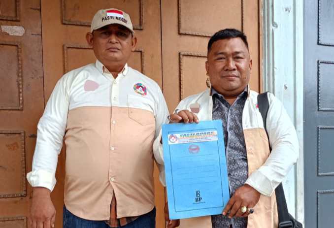 Ketua Pasti Bobby Kota Medan, Hendra Yanto (memakai topi) didampingi Sekretaris, Aris HST Sinurat, SE., MM usai memberi keterangan kepada awak media, Kamis (20/06/24).