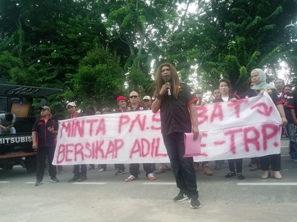 Ratusan Massa Pemuda Merga Silima Unjuk Rasa Ke PN Stabat  Minta PN Stabat Bersikap Adil Ke TRP