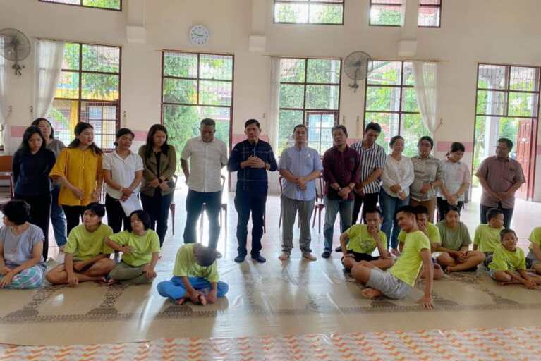 Aksi Peduli Kasih, Bawaslu Sumut Rayakan Paskah di anti Asuhan SLB-C Santa Lusia