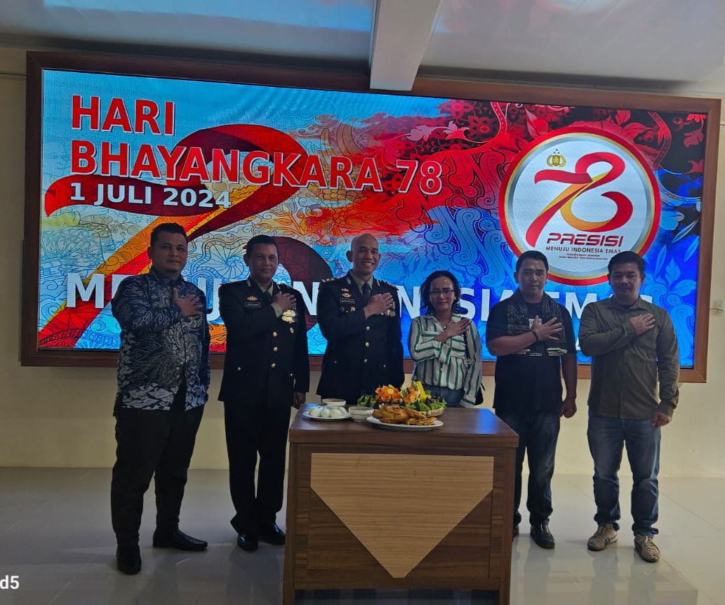 Hinca Panjaitan Titip Kado Nasi Tumpeng DI HUT Bhayangkara