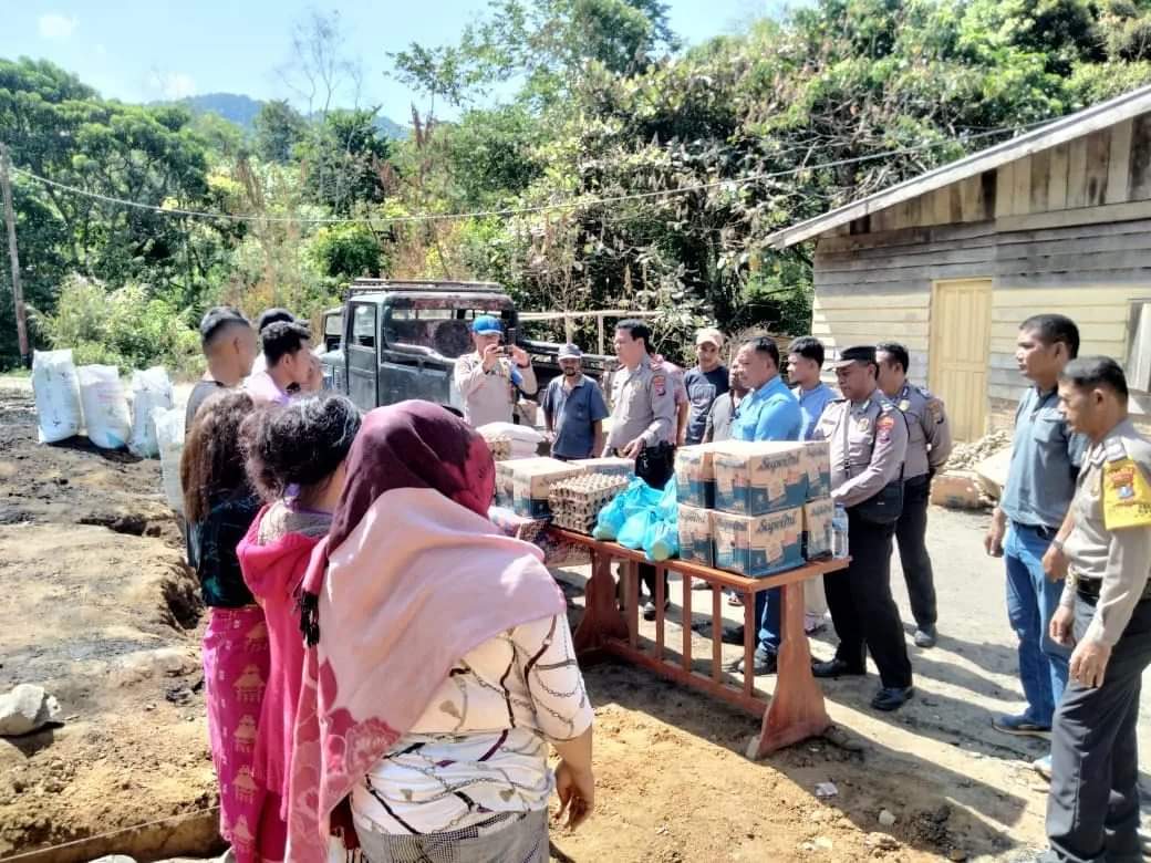 Polsek Juhar Berikan Bantuan Sembako Kepada Korban Kebakaran
