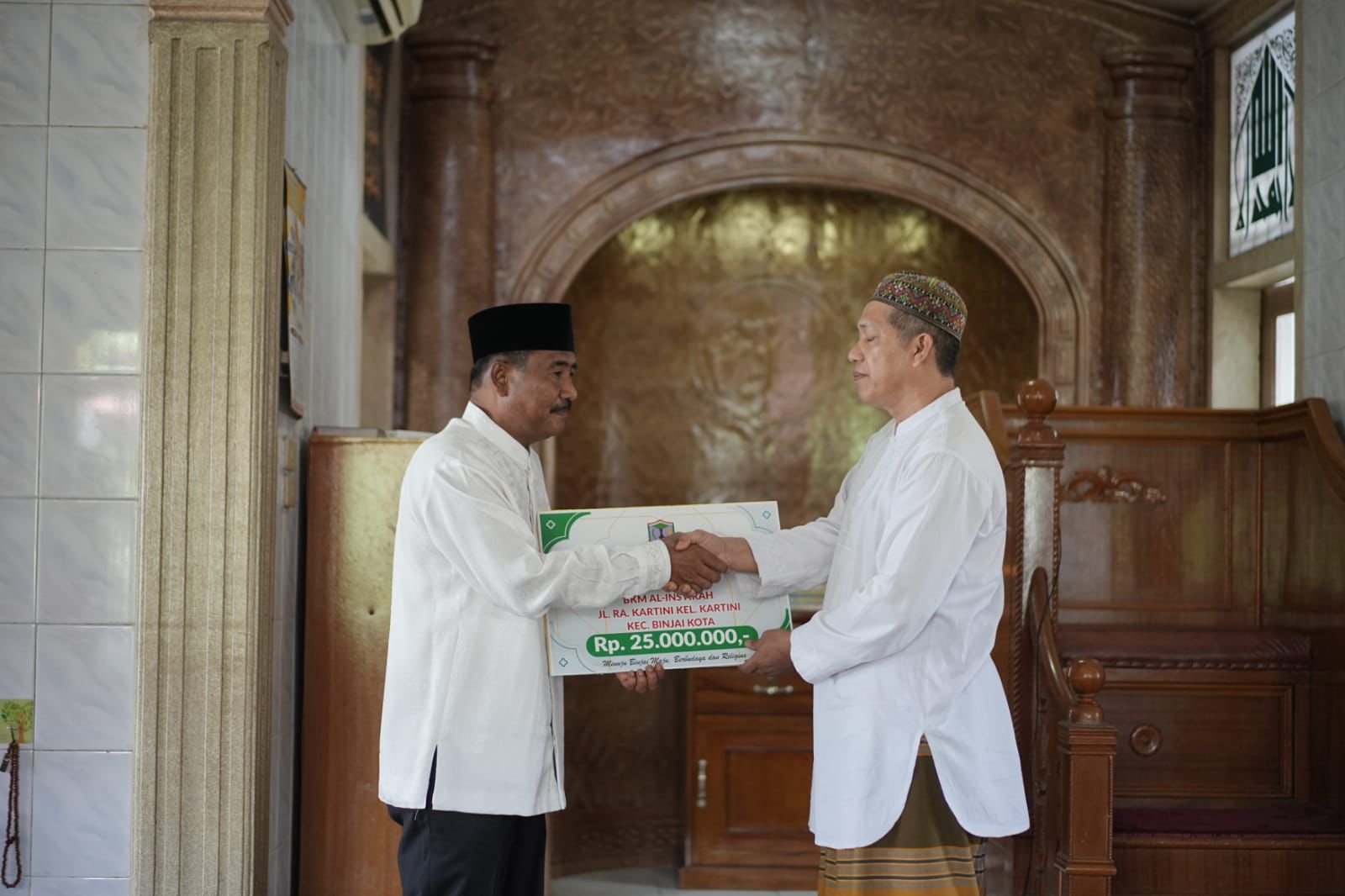 Sholat Jumat di Masjid Al Insyirah, Wali Kota Binjai Serahkan Dana Hibah