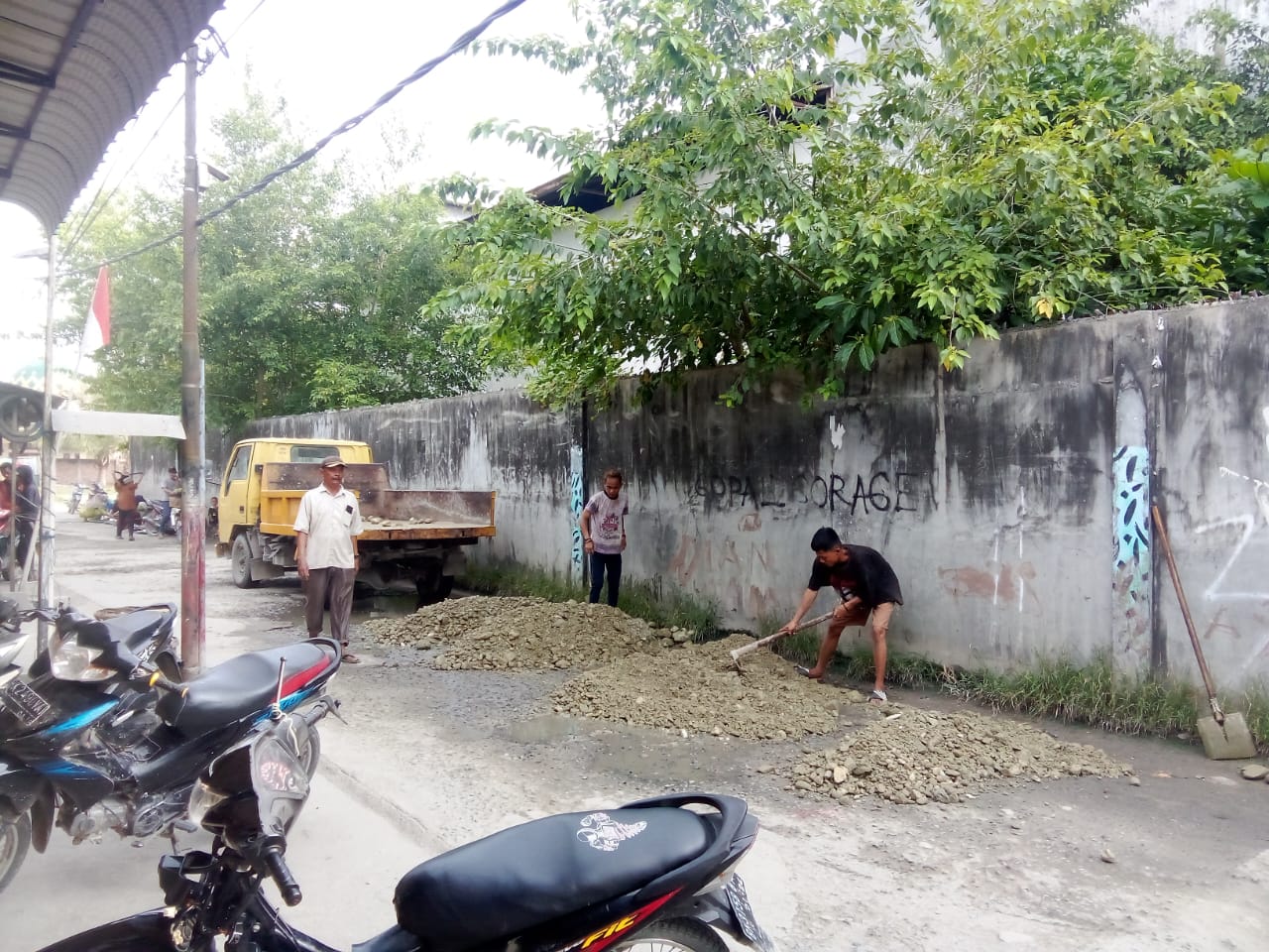 SG Grup Kembali Timbun Jalan Umum Yang Berlubang Di Kelurahan Tanjung Leidong 