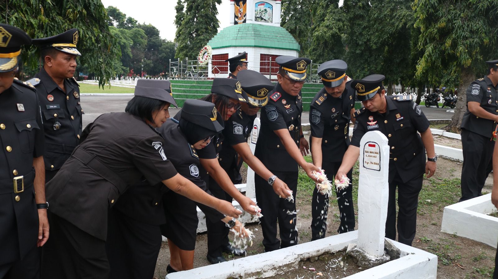 Peringati hari Pengayoman Ke-79, Lapas Kelas IIA Pematangsiantar Laksanakan Ziarah Di Makam Pahlawan