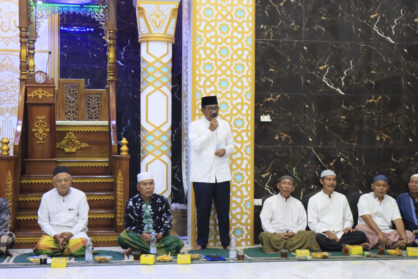 Sholat Isya Berjamaah di Masjid Fatahillah, Wali Kota Binjai Serahkan Dana Hibah