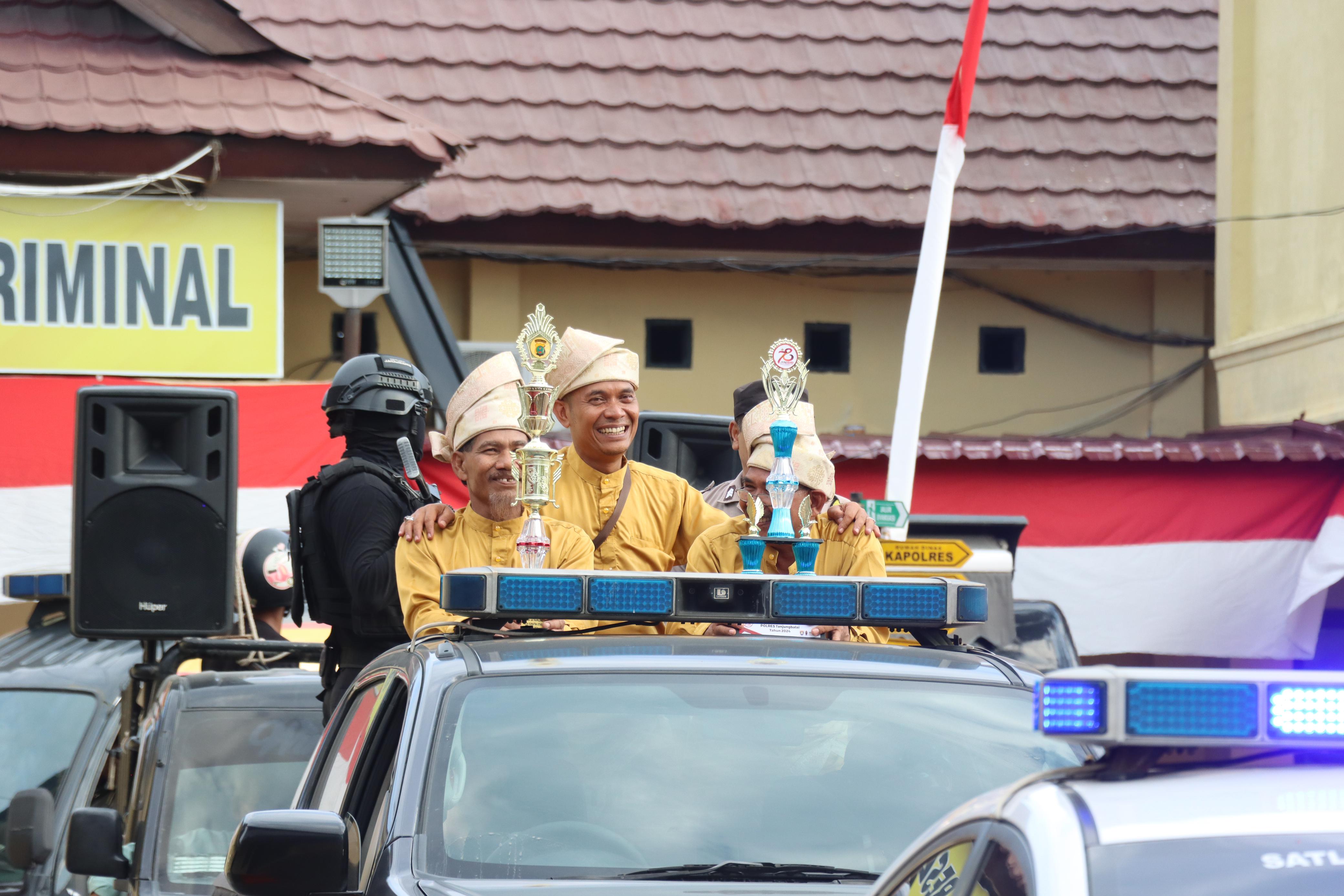 Polres Tanjung Balai Bersama Warga Arak Piala Pemenang Satkamling Tingkat Polda Sumut