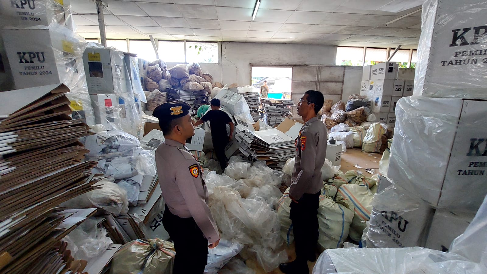 Polres Labuhanbatu Melakukan Pengamanan di Gudang Logistik KPU Jelang Pemilu