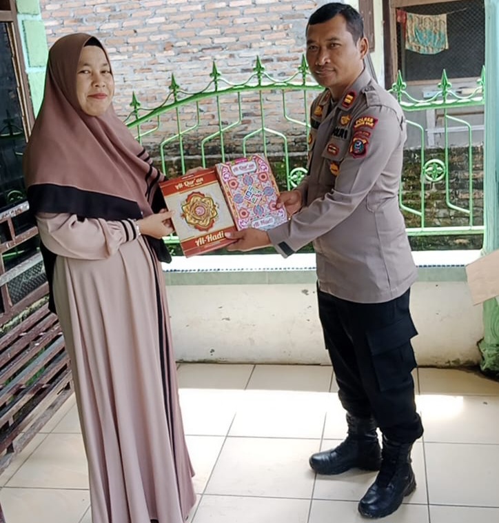 Polsek Teluk Nibung Berimmkan Bantuan Al Quran di TPA Baiturahman