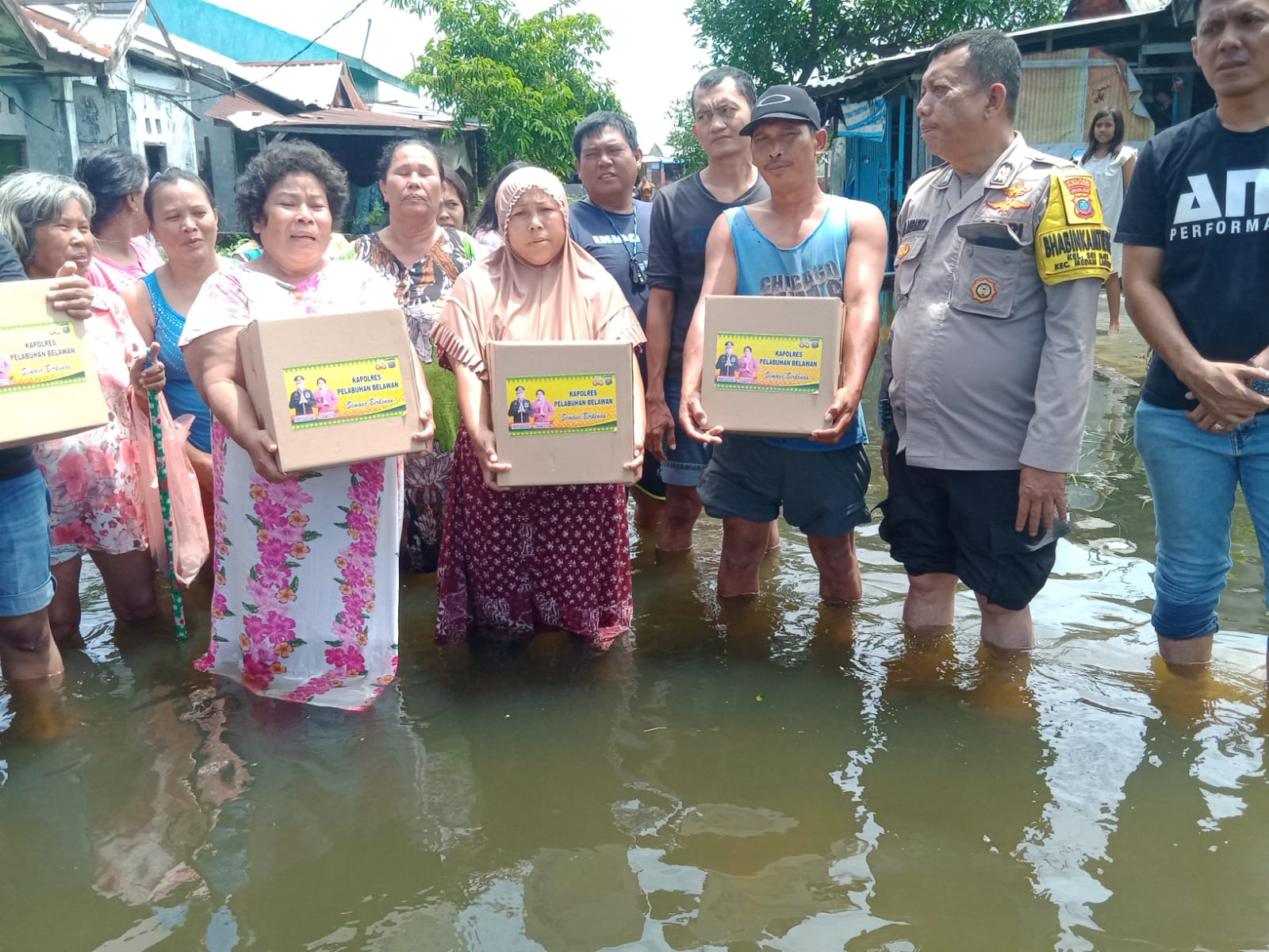 Peduli Korban Banjir Kapolres Pelabuhan Belawan Bagikan Sembako