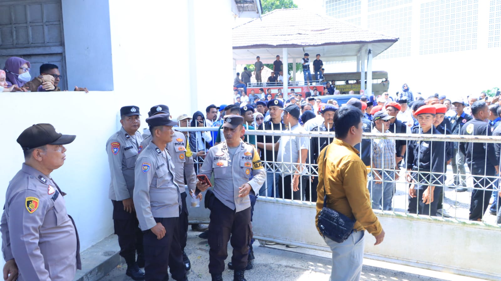 Pengamanan Sidang Pleno Pengundian dan Penetapan Nomor Urut Pasangan Calon Bupati dan Wakil Bupati oleh Polres Labuhanbatu