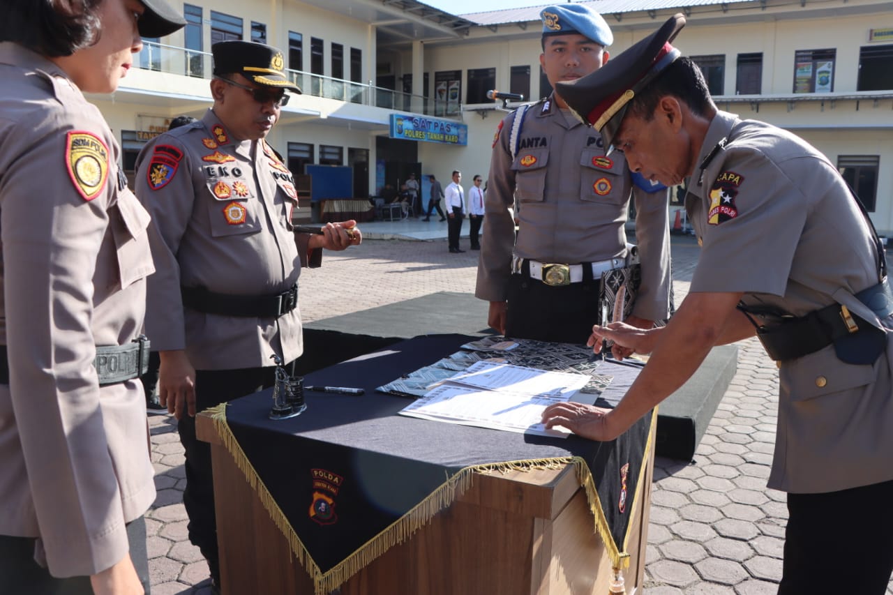 Kapolres Tanah Karo Pimpin Upacara Serah Terima Jabatan Kabag Logistik Dan Kapolsek