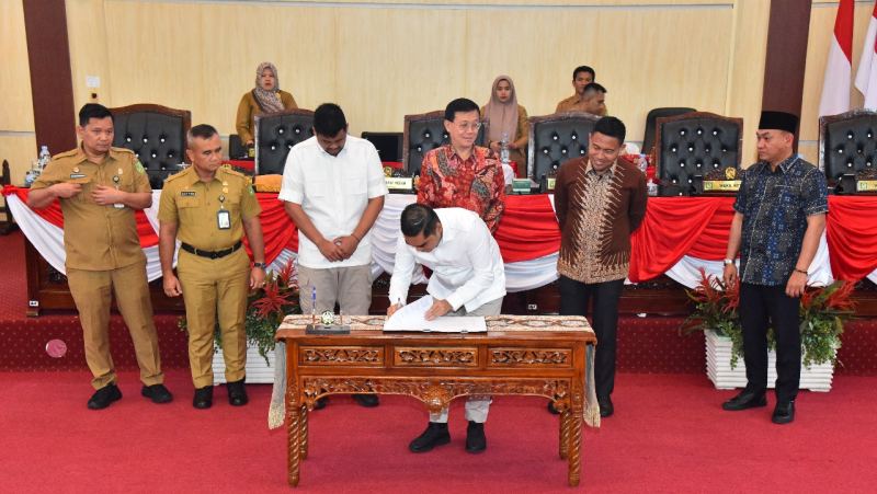Ketua DPRD Kota Medan, Ihwan Ritonga SE menandatangani Perubahan Perda Perda Kota Medan Nomor 6 Tahun 2015 tentang Pengelolaan Persampahan.