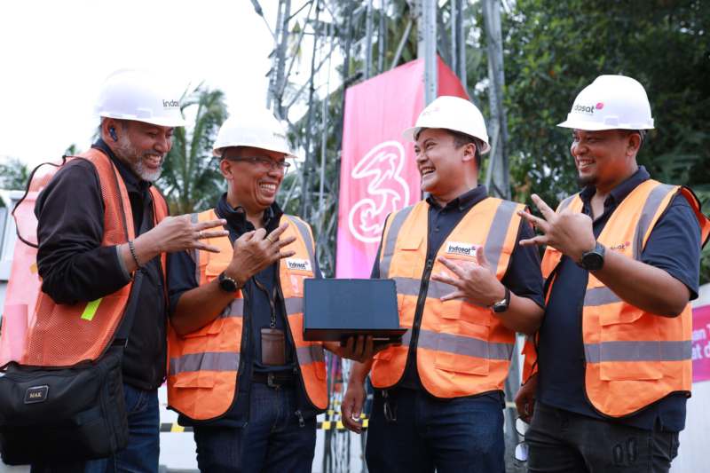 Dari kiri ke kanan, Muhamad Ade Kurniawan (VP Head of Technology Sumatra IOH), Jelly Rolleys Sitompul (AVP-Head of Technology North Sumatra), M. Andre Reinaldy H (SVP Head of Region Marketing Sumatra IOH), dan Pramana Kawas Tarigan (VP-Head of Sales Northern Sumatra) berada di BTS Site Tanjung Siporkis, Kabupaten Deli Serdang, untuk uji coba keandalan jaringan hemat dan cepat Tri.