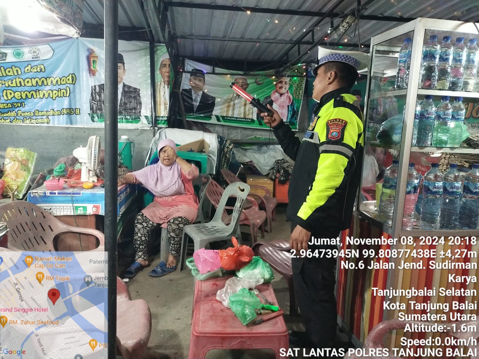 Sat Lantas Polres Tanjung Balai Himbau Pedagang Jajanan Malam Arahkan Pembeli Tidak Parkir di Badan Jalan